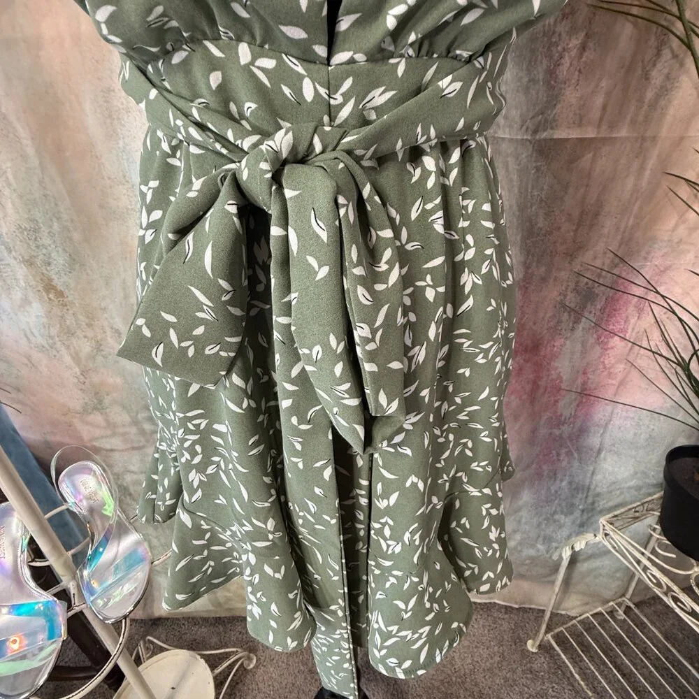 📌Twenty Ten Wear It Your Way Sexy Flirty Floral Romper with Beautiful Backside - Picture 6 of 16